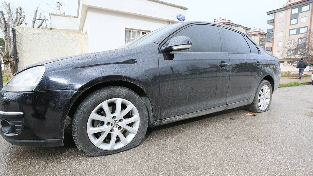 Onlarca aracın lastiğini fütursuzca kesip yoluna devam etti! O ilçede lastikçiler fazla mesai yaptı 6